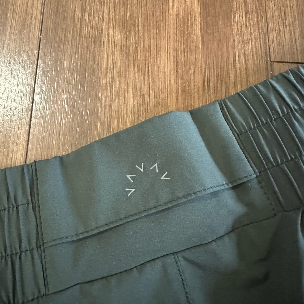 Varley Kallin Running Short 1.5" Olive Stone green size XS sold out style - Picture 7 of 9